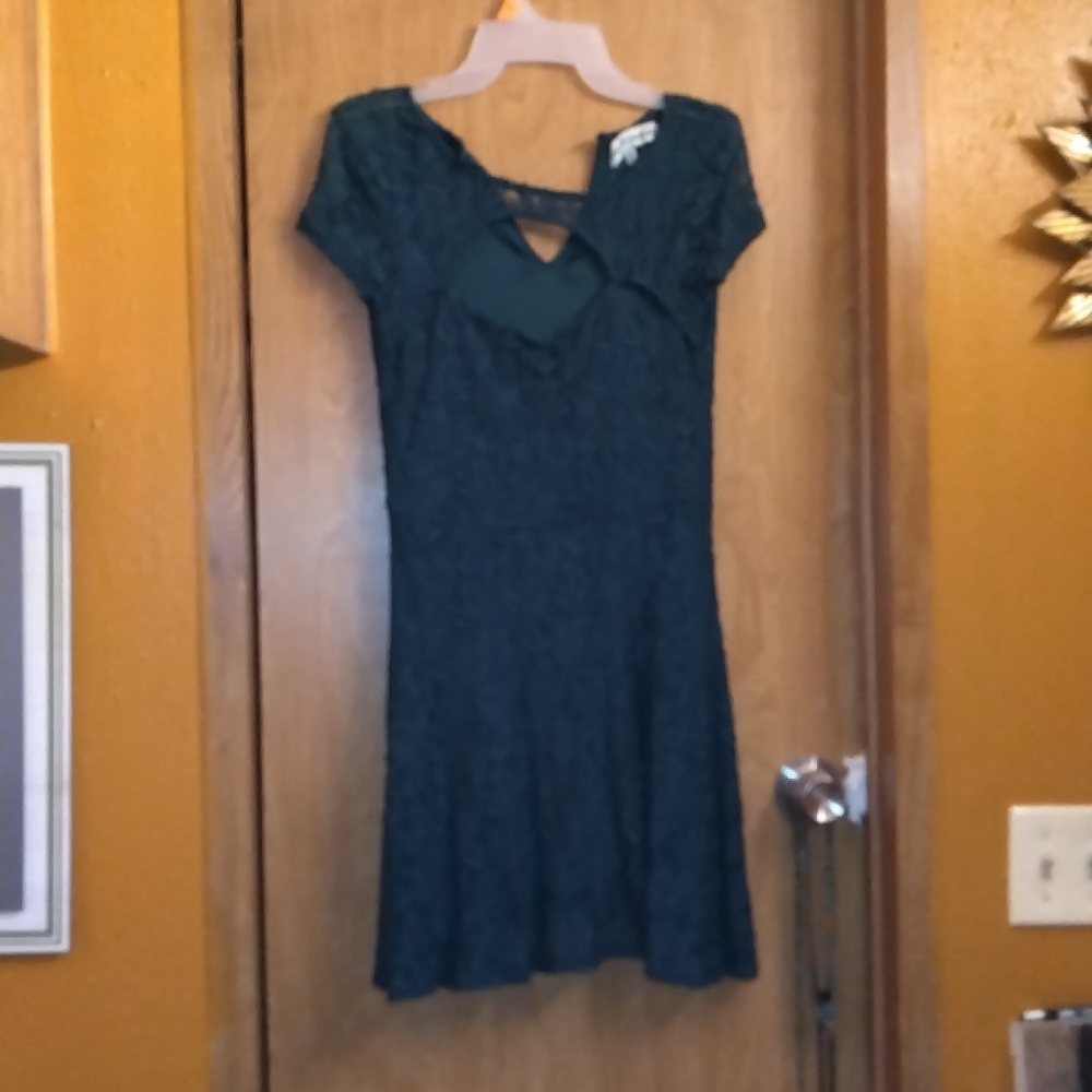Lace green dress selves